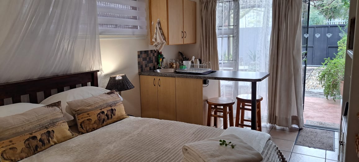 Double bed bedroom in the Fynbos guest suite at Bergsig 2A