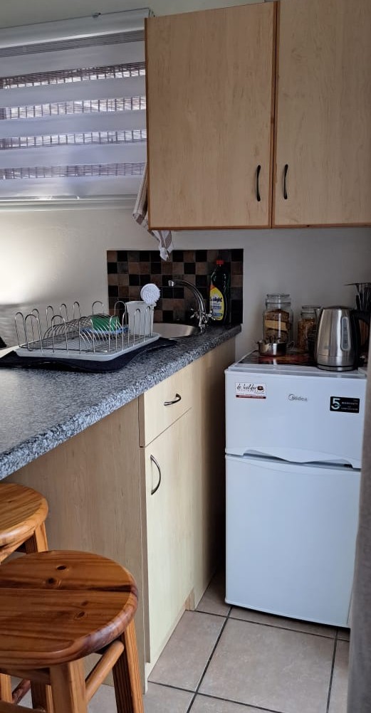 Kitchenette in the Fynbos guest suite at Bergsig 2A in Clanwilliam