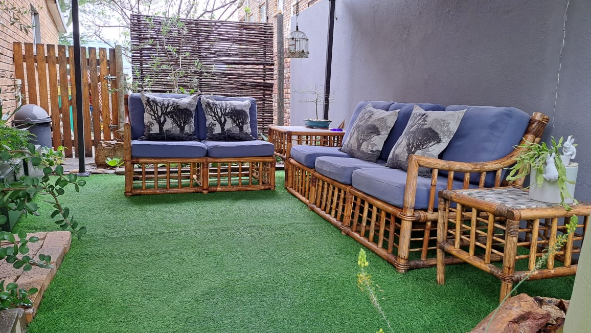 Private outdoor seating area at Fynbos guest suite in Rocklands, Clanwilliam
